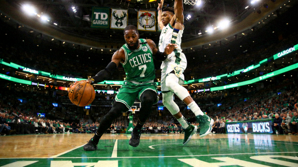 NBA常规赛波士顿凯尔特人对阵密尔沃基雄鹿激烈对抗画面